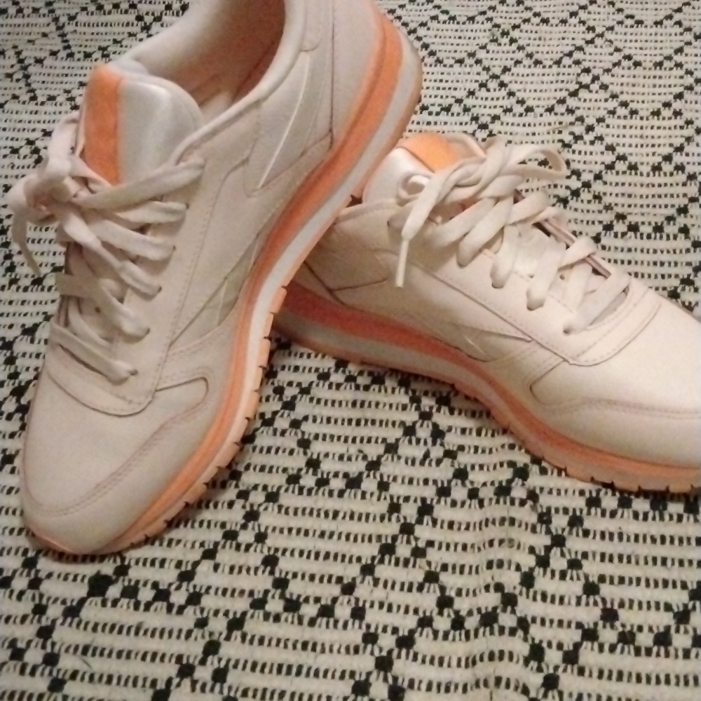 Pink Reebok's sneakers 8.5